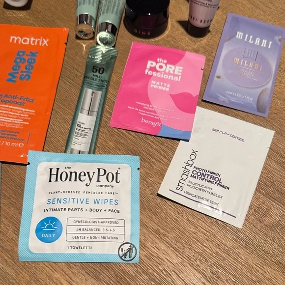 46-Piece Beauty Sample Lot + Pink Tweed Makeup Case | Skincare, Makeup & Hair - Picture 4 of 9